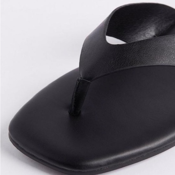 NEW NWT Torrid Black Faux Leather Thong Flip Flop Style Sandals 7.5 WW Cushioned - Picture 3 of 12